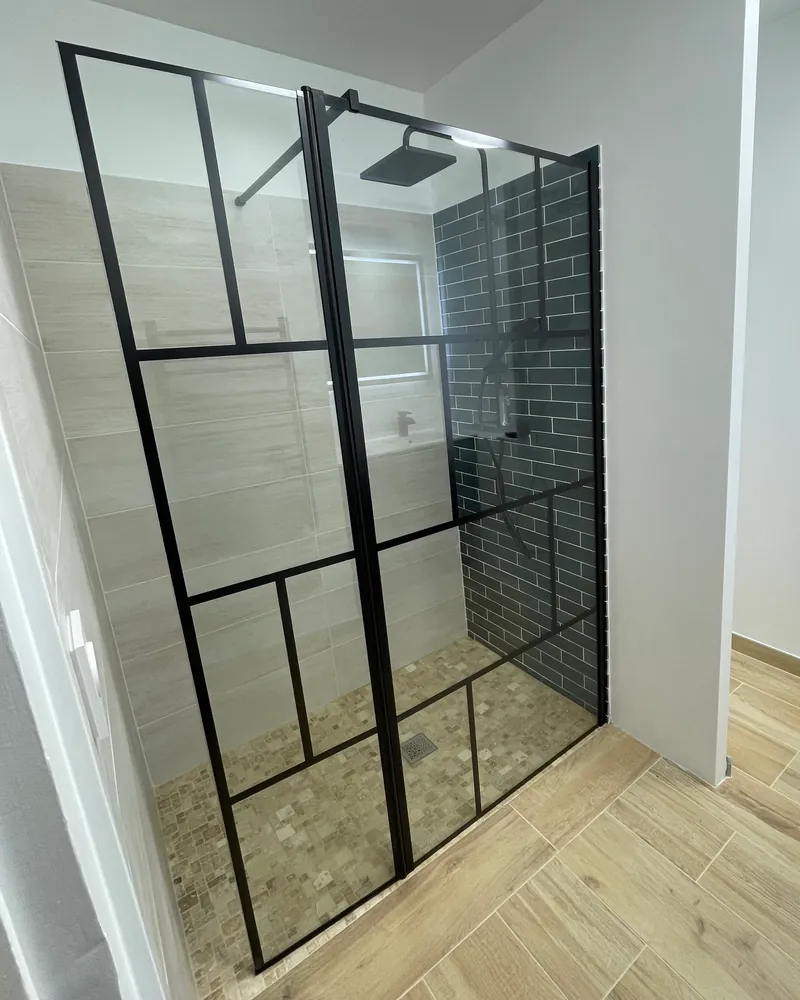 Après : douche à l'italienne avec paroi noire style verrière